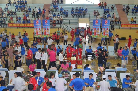 ມີປະຊາຊົນນັບພັນຄົນ ເຂົ້າຮ່ວມວັນບຸນ ບໍລິຈາກເລືອດ “ຢາດເລືອດ ຕອບບຸນແທນຄຸນ 2014”